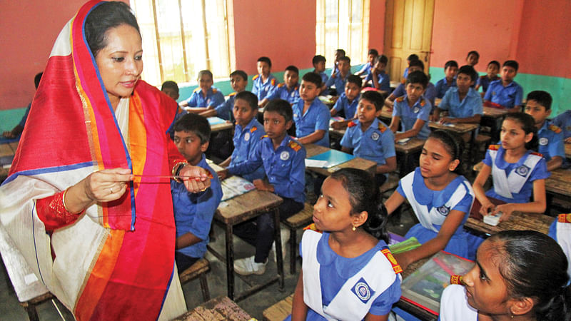 বগুড়ার শেরপুরে শিক্ষক শাহনাজ পারভীন তাঁর শিশু-শ্রেণিকক্ষে। ছবি: সোয়েল রানা