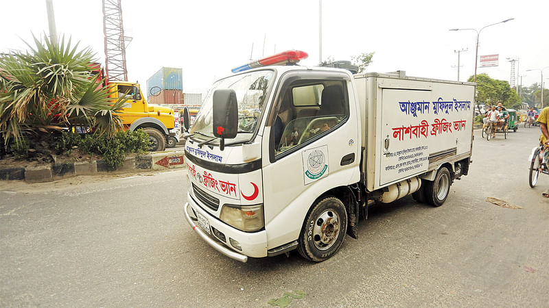 মৃতদেহ বহনে রয়েছে আঞ্জুমানের বিশেষ ব্যবস্থা। ছবি: সুমন ইউসুফ