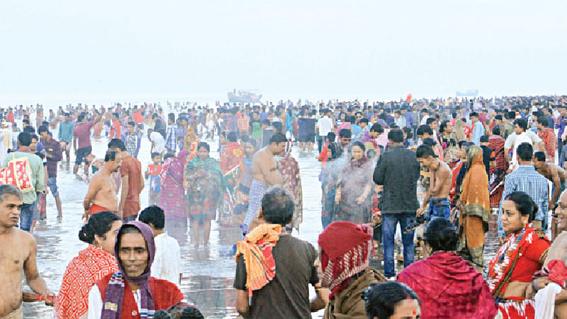 পর্যটন কেন্দ্র কুয়াকাটায় রাসপূজা উপলক্ষে পুণ্যস্নানে হিন্দুধর্মের পুণ্যার্থীদের ঢল। ছবিটি গতকাল সকালে তোলা l প্রথম আলো