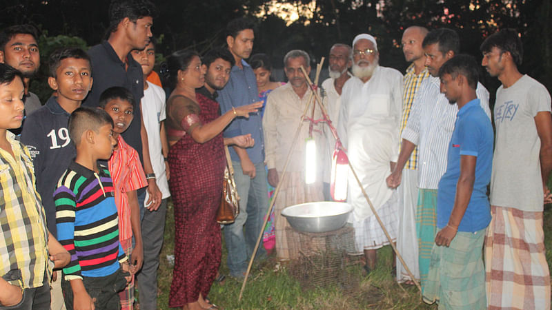 ফসলি জমির ক্ষতিকর পোকা দমন ও শনাক্তকরণ পদ্ধতি হিসেবে কৃষকদের আলোর ফাঁদ তৈরির কৌশল হাতেকলমে দেখাচ্ছেন পটিয়া বন্ধুসভার সদস্যরা। ছবি: আবদুর রাজ্জাক