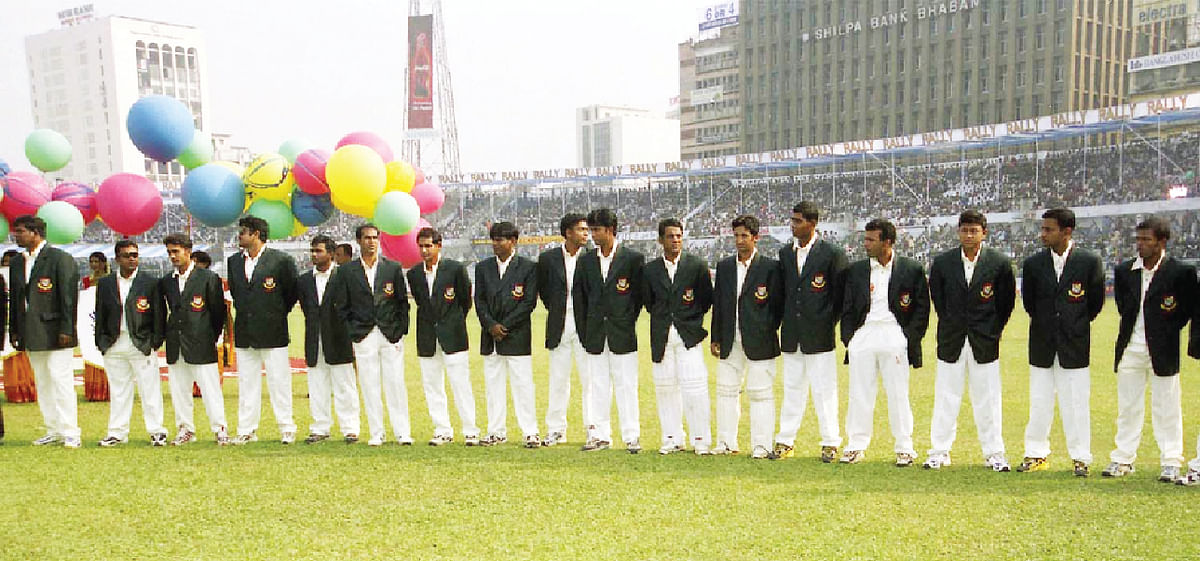 ২০০০ সালের ১০ নভেম্বর ঢাকার বঙ্গবন্ধু স্টেডিয়ামে বাংলাদেশের অভিষেক টেস্ট দল। ছবি: শামসুল হক