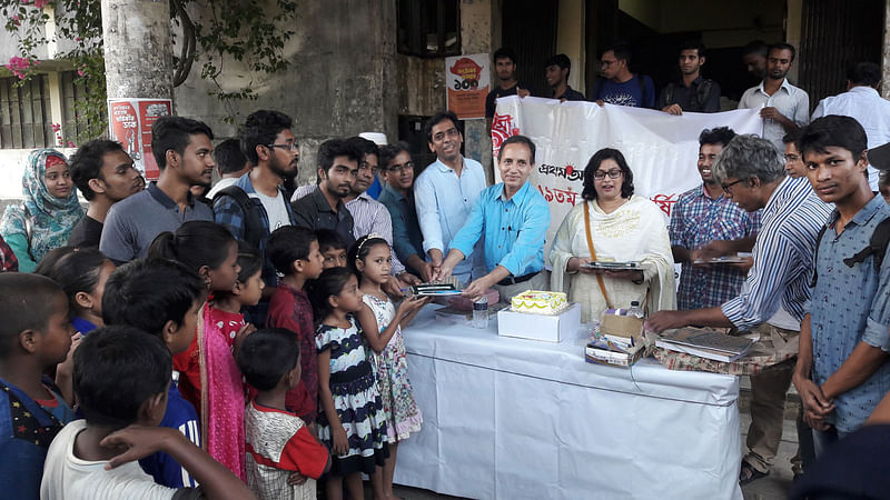 প্রথম আলোর ১৯তম প্রতিষ্ঠাবার্ষিকী উপলক্ষে সিলেট শাহজালাল বিজ্ঞান ও প্রযুক্তি বিশ্ববিদ্যালয়ে সুবিধাবঞ্চিত শিশুদের মাঝে শিক্ষা উপকরণ বিতরণ করছেন বন্ধুসভার সদস্যরা। ছবি: মিসবাহ্ উদ্দিন