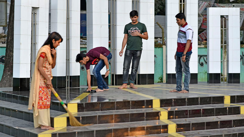 প্রথম আলোর ১৯তম প্রতিষ্ঠাবার্ষিকী উপলক্ষে মাগুরা সরকারি হোসেন শহীদ সোহরাওয়ার্দী কলেজের কেন্দ্রীয় শহীদ মিনারে পরিচ্ছন্নতা অভিযান চালান বন্ধুসভার সদস্যরা। ছবি: কবির হোসেন