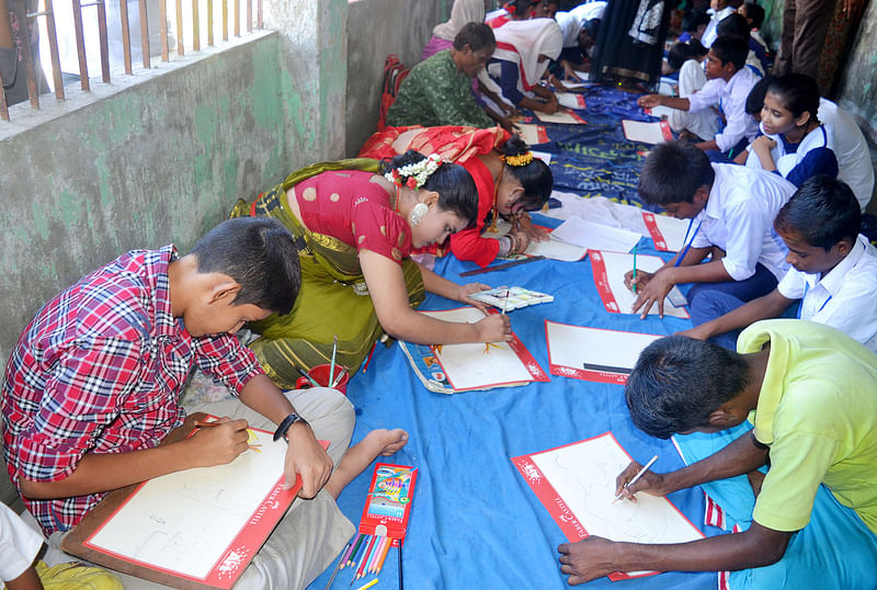 ছবি আঁকা প্রতিযোগিতায় পাবনা প্রতিবন্ধী ও অটিস্টিক বিদ্যালয়ের শিক্ষার্থীরা। ছবি: হাসান মাহমুদ