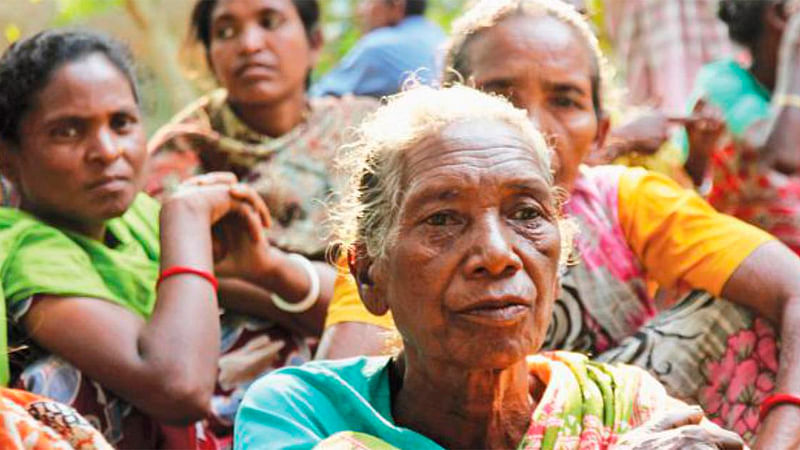 গাইবান্ধার গোবিন্দগঞ্জে সাঁওতালদের উচ্ছেদের পর গির্জার সামনে সমবেত নারীরা। প্রথম আলো ফাইল ছবি