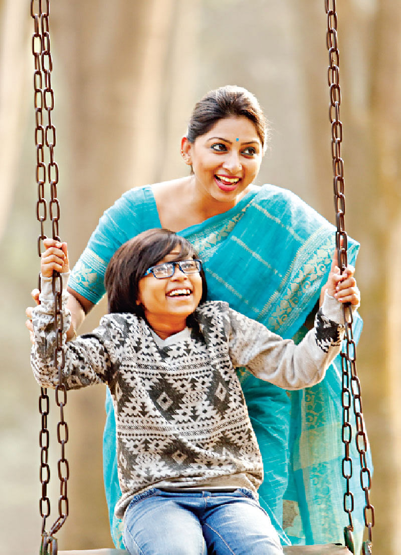 সময় পেলে সন্তানের সঙ্গে খেলুন।