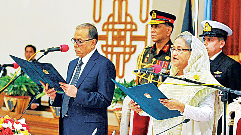 আরেকটি শপথ, আরেকবার প্রধানমন্ত্রী। টানা দ্বিতীয়বার আর জীবনে তৃতীয়বারের মতো প্রধানমন্ত্রী হিসেবে ২০১৪ সালের ১২ জানুয়ারি রাষ্ট্রপতির কাছে শপথ নেন শেখ হাসিনা। ছবি: সংগৃহীত