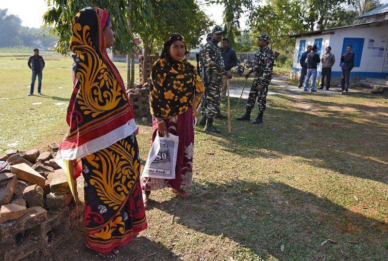 ২ জানুয়ারি, ২০১৮। পুলিশের উপস্থিতিতে নাগরিক পুঞ্জির তালিকায় নাম দেখতে আসা অসমিয়া মুসলিম বাঙালি নারীরা। ছবি: রয়টার্স