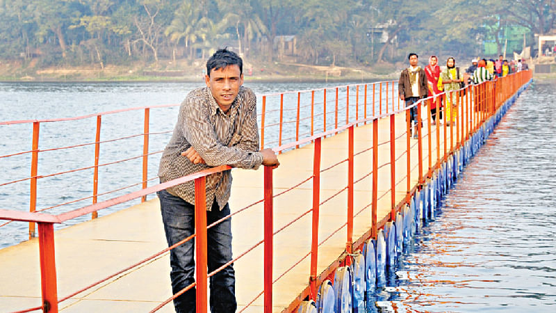 রবিউল ইসলামের নির্দেশনায় তৈরি হয়েছে ভাসমান সেতুটি। ছবি: এহসান–উদ–দৌলা