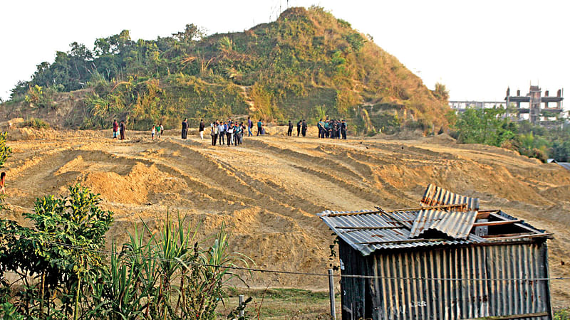 চট্টগ্রামের খুলশী থানাধীন জালালাবাদ হাউজিং সোসাইটি ও কৃষ্ণচূড়া আবাসিক এলাকার উত্তর পাশে অবৈধভাবে কাটা হচ্ছিল পাহাড়। গতকাল বিকেলে জেলা প্রশাসন ও পরিবেশ অধিদপ্তর অভিযান চালিয়ে বন্ধ করে দেয় পাহাড় কাটা l জুয়েল শীল