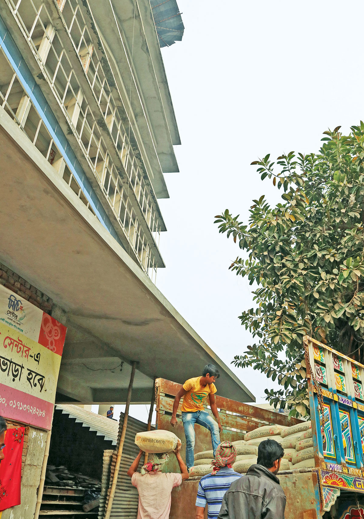 রাজশাহীতে নির্মাণাধীন সিটি সেন্টার। সম্প্রতি তোলা। ছবি: প্রথম আলো