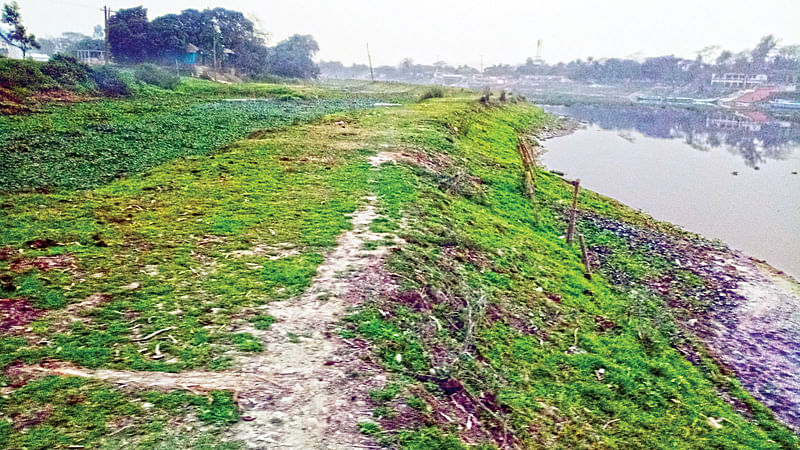 লাঙ্গলবন্দ সেতু থেকে নয়াগাঁও পর্যন্ত ব্রহ্মপুত্র নদের তীর ঘেঁষে মাটির রাস্তা। পুরো বছর এটি কেউ ব্যবহার করে না।  ছবি: প্রথম আলো