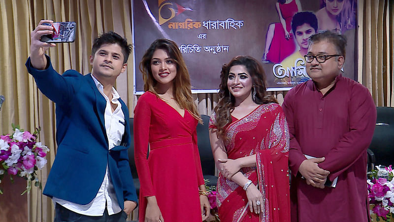 সংবাদ সম্মেলনে পিয়া, বাঁধন আর আব্দুন নূর তুষারের সঙ্গে নিলয়ের সেলফি