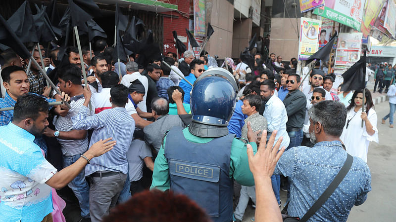 পুলিশের বাধায় পণ্ড বিএনপির কালো পতাকা প্রদর্শন কর্মসূচি। নয়াপল্টন, ঢাকা। ছবি: সাজিদ হোসেন