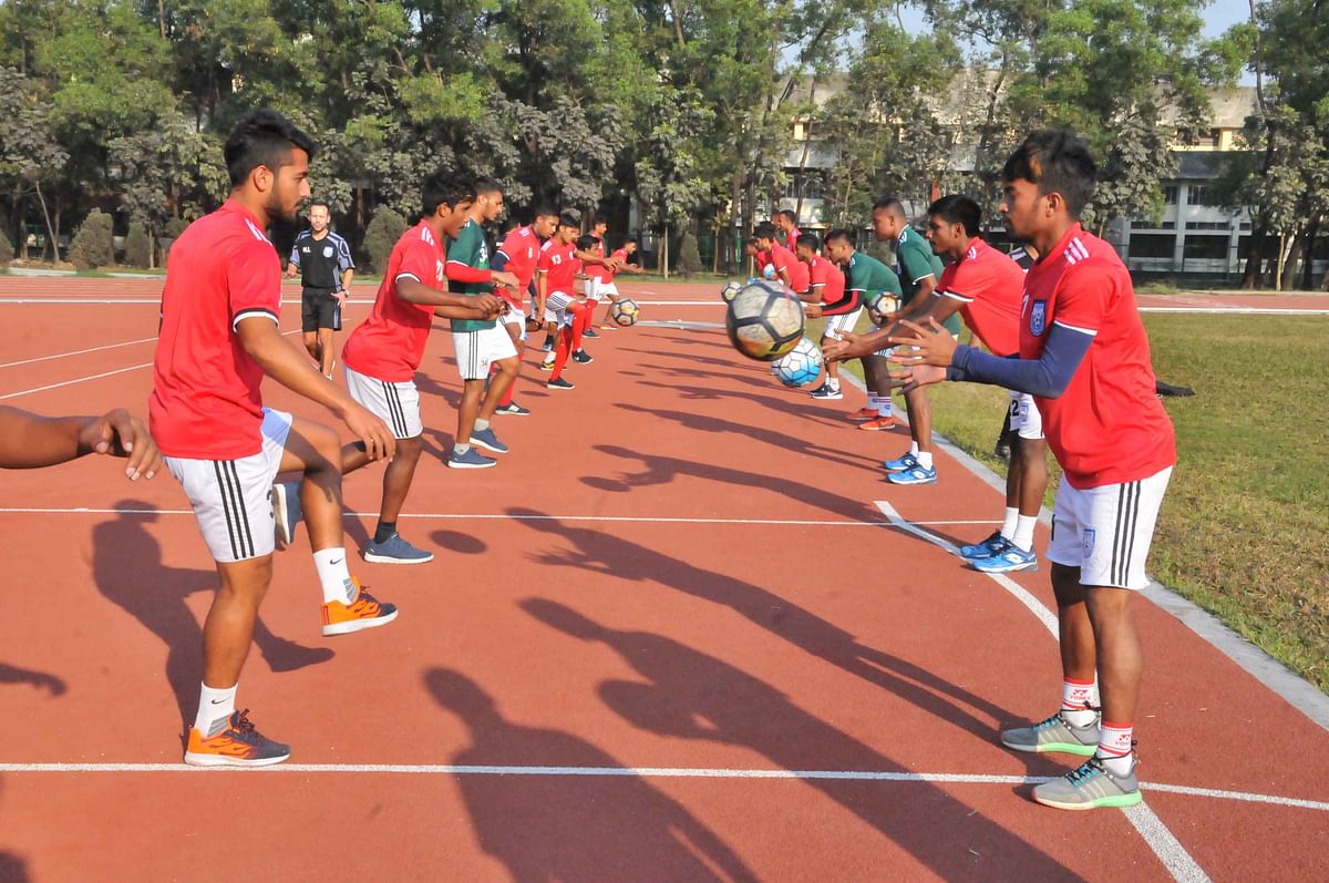 বাংলাদেশ জাতীয় ফুটবল দল অ্যাথলেটিকস টার্ফে অনুশীলন করছে। ছবি: বাফুফে