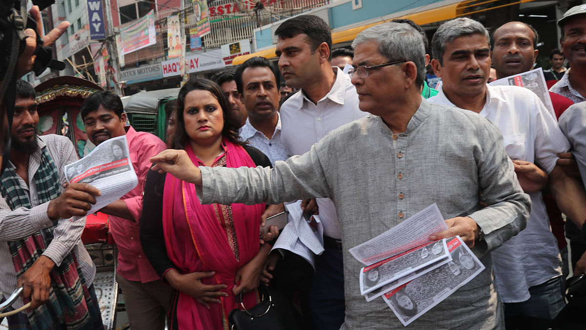 জিয়া অরফানেজ ট্রাস্ট দুর্নীতি মামলায় সাজাপ্রাপ্ত বিএনপির চেয়ারপারসন খালেদা জিয়ার মুক্তির দাবিতে ঢাকায় প্রচারপত্র বিতরণ করেছেন বিএনপির মহাসচিব মির্জা ফখরুল ইসলাম আলমগীর। নয়া পল্টন, ঢাকা, ১ মার্চ। ছবি: সাজিদ হোসেন