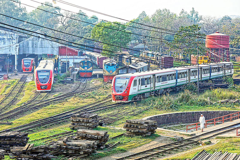 নষ্ট ডেমু ট্রেন পড়ে আছে চট্টগ্রামের পাহাড়তলীতে রেলওয়ের মেরামত কারখানায়। গত মঙ্গলবার বিকেলে।  ছবি: সৌরভ দাশ