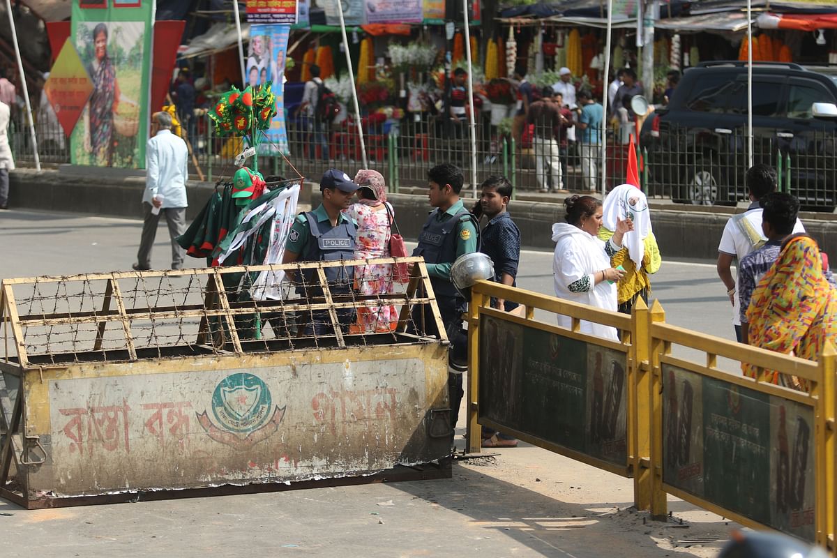 ব্যারিকেড দিয়ে শাহবাগে যান চলাচল নিয়ন্ত্রণ করছে পুলিশ। শাহবাগ, ঢাকা, ৭ মার্চ। ছবি: সাইফুল ইসলাম