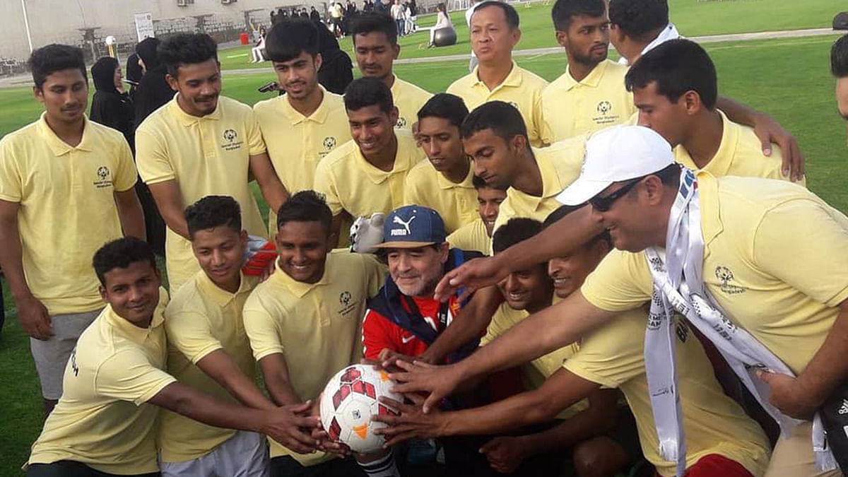 আবুধাবিতে ম্যারাডোনার সঙ্গে বাংলাদেশ ইউনিফাইড ফুটবল দল। ছবি: ফেসবুক