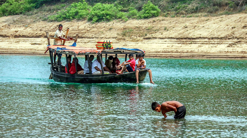 নীল নদের বুকে নৌকায় পর্যটকেরা।