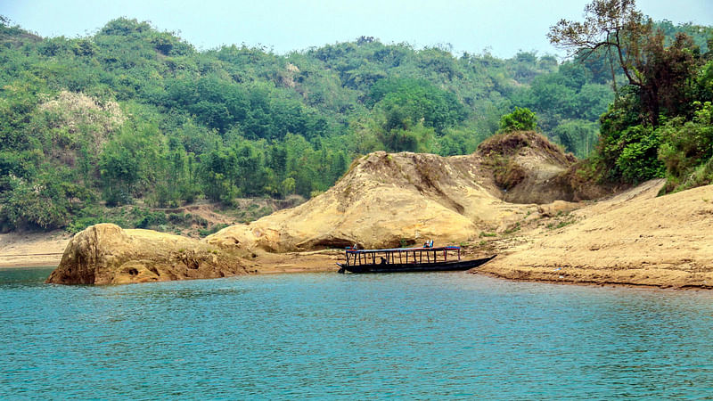 পাহাড়ঘেরা এ নদে শীতের শুরু থেকে গ্রীষ্মের মাঝামাঝি পর্যন্ত নীল স্বচ্ছ জল চোখে পড়ে।