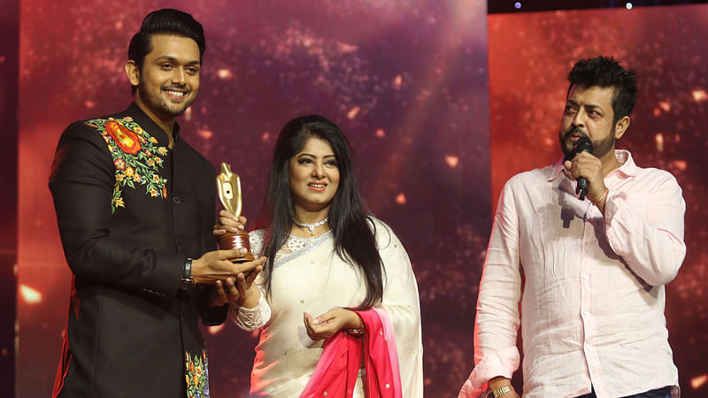 মেরিল-প্রথম আলো পুরস্কার ২০১৭। তারকা জরিপে সেরা অভিনেতা হয়েছেন আরিফিন শুভ। তাঁর হাতে পুরস্কার তুলে দিচ্ছেন চিত্রনায়িকা মৌসুমী। হল অব ফেম, বঙ্গবন্ধু আন্তর্জাতিক সম্মেলন কেন্দ্র, ঢাকা, ৩০ মার্চ। ছবি: আবদুস সালাম