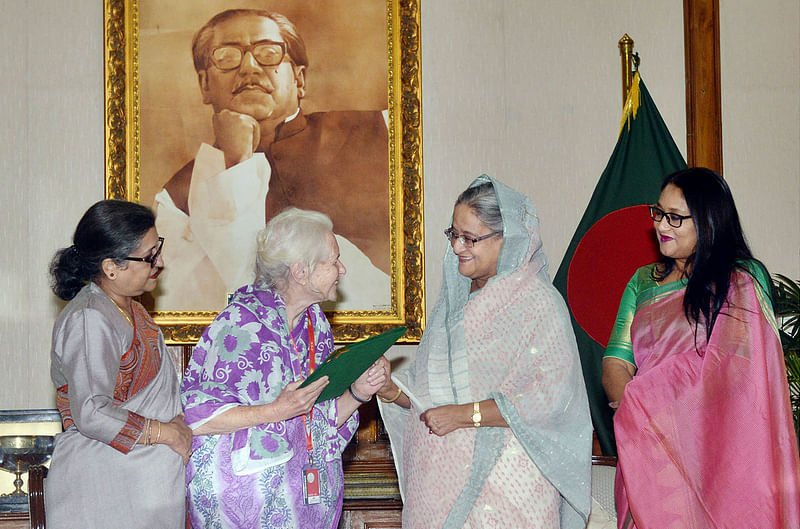 প্রধানমন্ত্রী শেখ হাসিনা নাগরিকত্বের সনদ হস্তান্তর করেন লুসি হেলেনের কাছে। এ সময় বঙ্গবন্ধুর ছোট মেয়ে শেখ রেহানা ও প্রধানমন্ত্রীর মেয়ে সায়মা ওয়াজেদ হোসেন উপস্থিত ছিলেন। গণভবন, ঢাকা, ৩১ মার্চ। ছবি: ফোকাস বাংলা