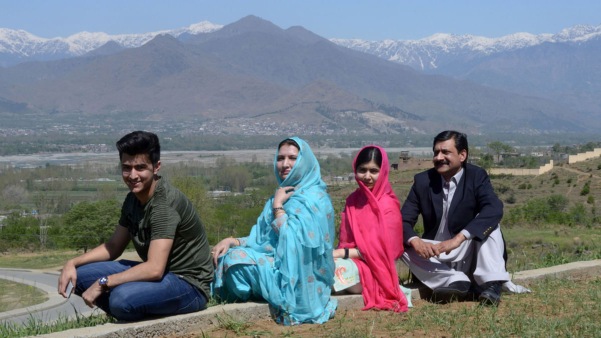 বাবা, মা ও ভাইয়ের সঙ্গে মালালা ইউসুফজাই। গুলি বাগ, পাকিস্তান, ৩১ মার্চ। ছবি: রয়টার্স