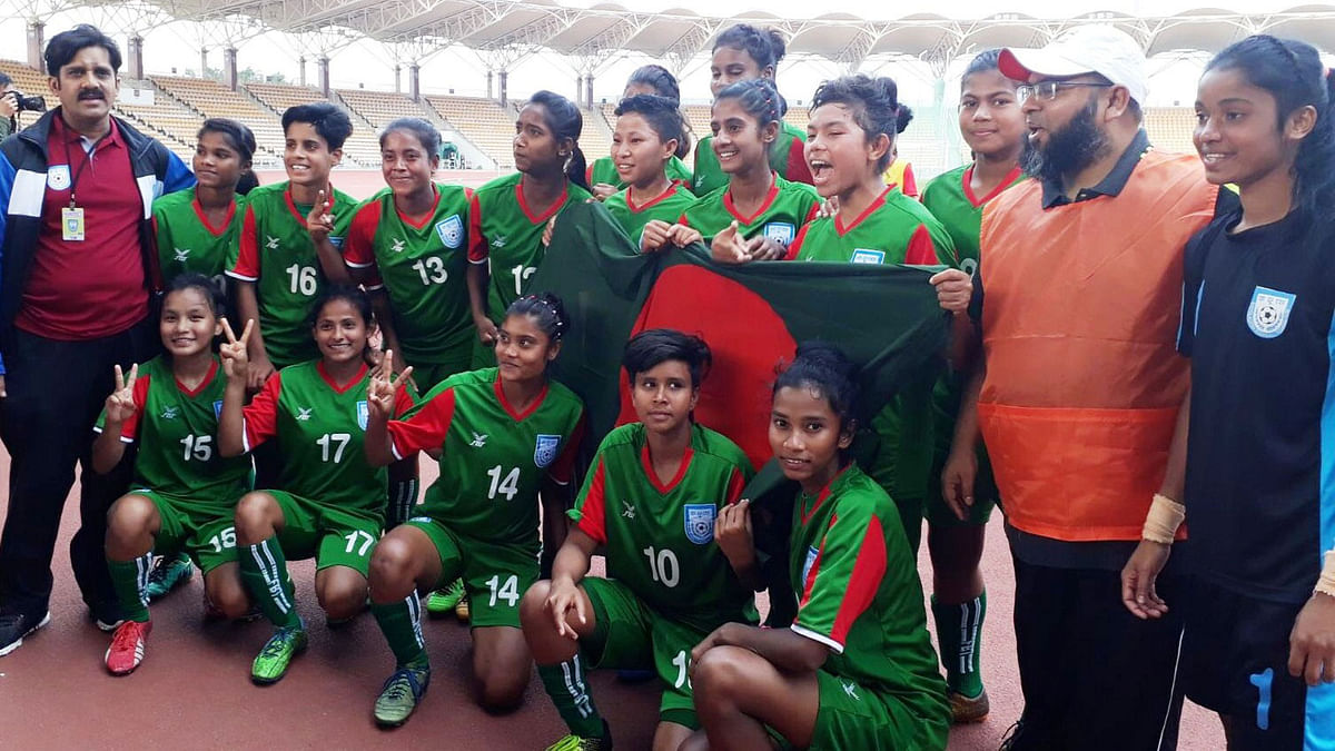 বাংলাদেশ অনূর্ধ্ব-১৫ নারী ফুটবল দল। ছবি: সংগৃহীত