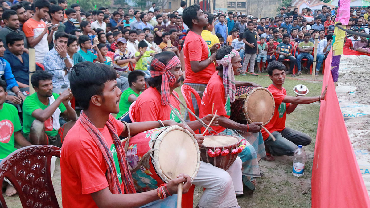 লড়াইয়ের মধ্যেই বাদ্যযন্ত্র বাজছে। সংগীত অনুপ্রেরণা জোগায়।