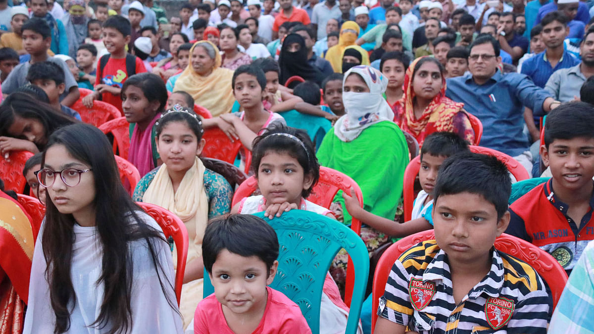 ছোট-বড় সবাই বলী খেলা দেখতে জড়ো হন পাবনার সরকারি এডওয়ার্ড কলেজমাঠে।