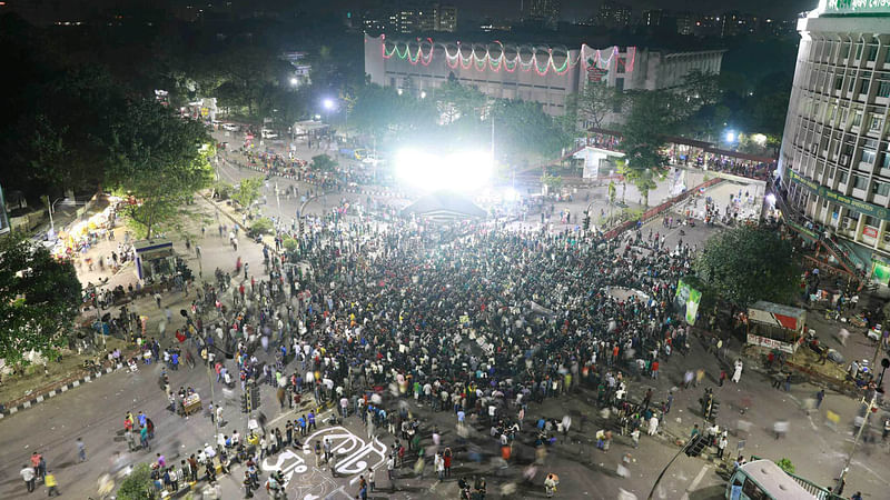 অবস্থান নেওয়ার কারণে শাহবাগ মোড়ের সড়কে যান চলাচল বন্ধ হয়ে যায়।