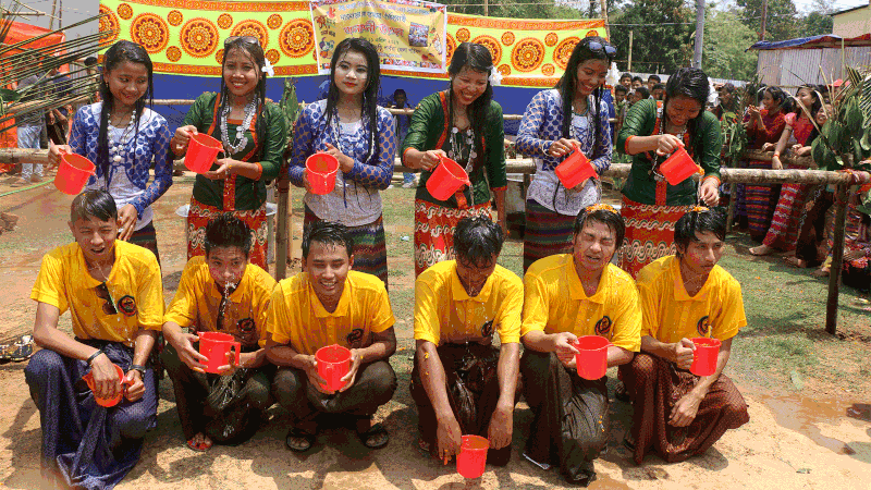 বিঝু উৎসবে খাগড়াছড়ির পাহাড়ি তরুণ–তরুণীরা