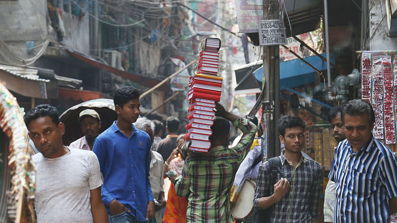 পুরান ঢাকার ব্যবসায়ীদের বেশির ভাগ এখনো লাল সালুতে মোড়ানো হালখাতা ব্যবহার করেন। পুরান বছরের হিসাব চুকিয়ে নববর্ষে নতুন খাতা খোলা হয়। পয়লা বৈশাখকে সামনে রেখে ব্যবসায়ীদের প্রতিষ্ঠানে নিয়ে যাওয়া হচ্ছে এমন হালখাতা। ছবি: সাবরিনা ইয়াসমিন