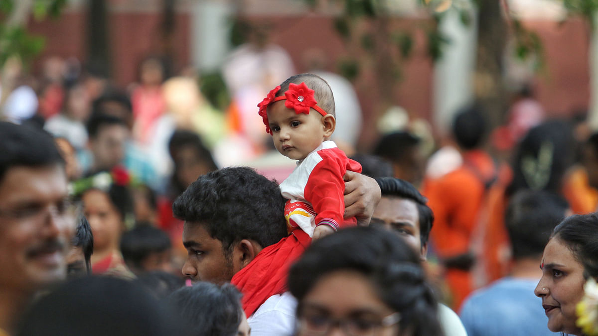 লাল পোশাকের সঙ্গে মিলিয়ে মাথায় লাল ব্যান্ড। শাহবাগ, ঢাকা, ১৪ এপ্রিল। ছবি: সাইফুল ইসলাম