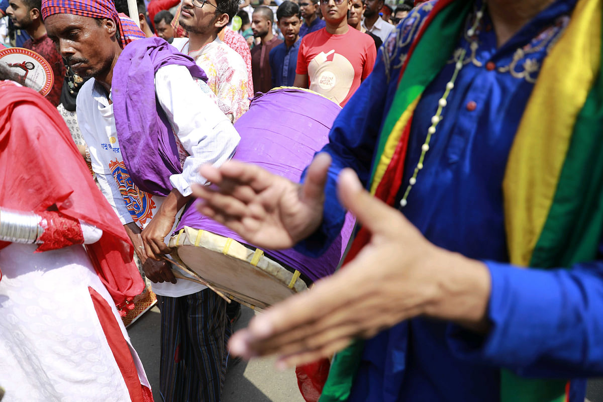 ঢাক বাজছে শোভাযাত্রায়। শাহবাগ, ঢাকা, ১৪ এপ্রিল। ছবি: শুভ্র কান্তি দাশ