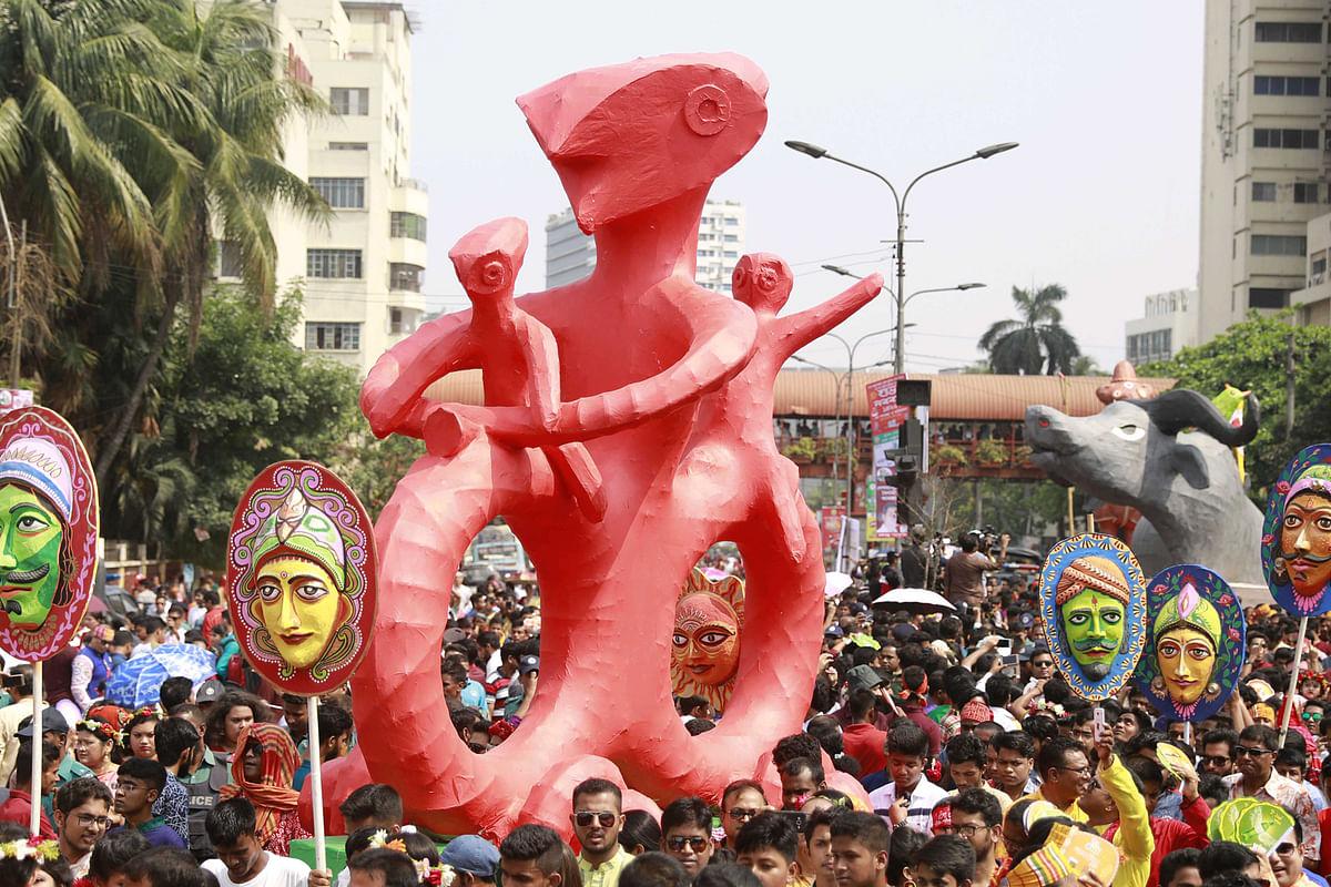 মঙ্গল শোভাযাত্রা ফিরে যাচ্ছে চারুকলা অনুষদের দিকে। শাহবাগ, ঢাকা, ১৪ এপ্রিল। ছবি: শুভ্র কান্তি দাশ