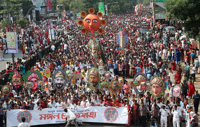 ঢাকা বিশ্ববিদ্যালয়ের উপাচার্য অধ্যাপক মো. আখতারুজ্জামানের নেতৃত্বে চারুকলা অনুষদ থেকে বের হয় মঙ্গল শোভাযাত্রা। শাহবাগ, ঢাকা, ১৪ এপ্রিল। ছবি: সাজিদ হোসেন