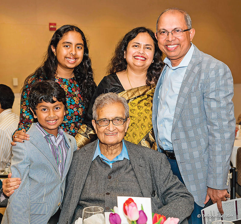 নোবেল বিজয়ী অর্থনীতিবিদ অমর্ত্য সেনের সঙ্গে সুবীর চৌধুরী পরিবার