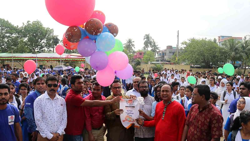 জাতীয় পতাকা উত্তোলন করে ভাষা প্রতিযোগের আঞ্চলিক উৎসবের উদ্বোধন করেন যশোরের জেলা প্রশাসক আবদুল আওয়াল। যশোর, ২১ এপ্রিল। ছবি: এহসান-উদ-দৌলা