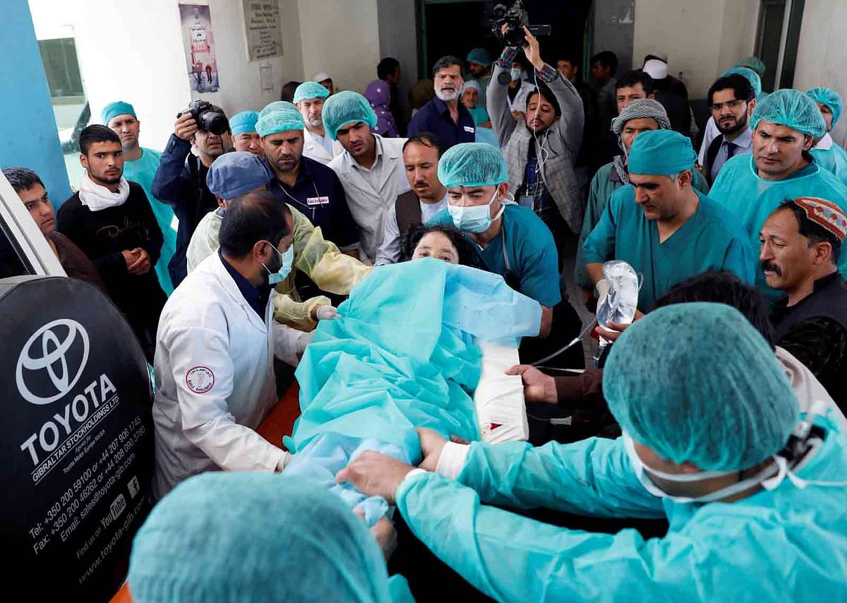 আফগানিস্তানের কাবুলে আহত এক নারীকে অ্যাম্বুলেন্সে করে হাসপাতালে নিয়ে যাওয়া হয়। ছবি: রয়টার্স