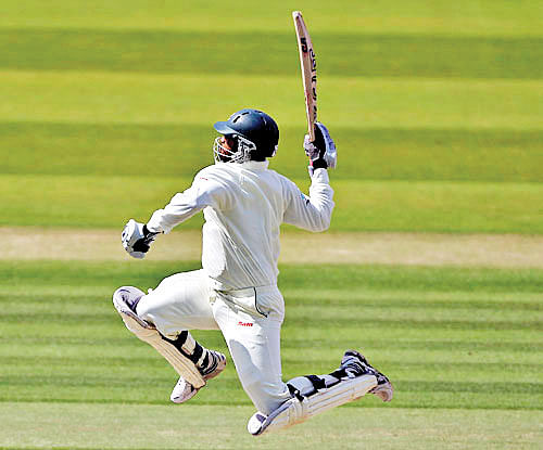 ২০১০ সালে লর্ডসে সেঞ্চুরির পর তামিম ইকবাল। তাঁর এমন উদ্‌যাপন আন্তর্জাতিক ক্রিকেটে আর দেখা যাবে না