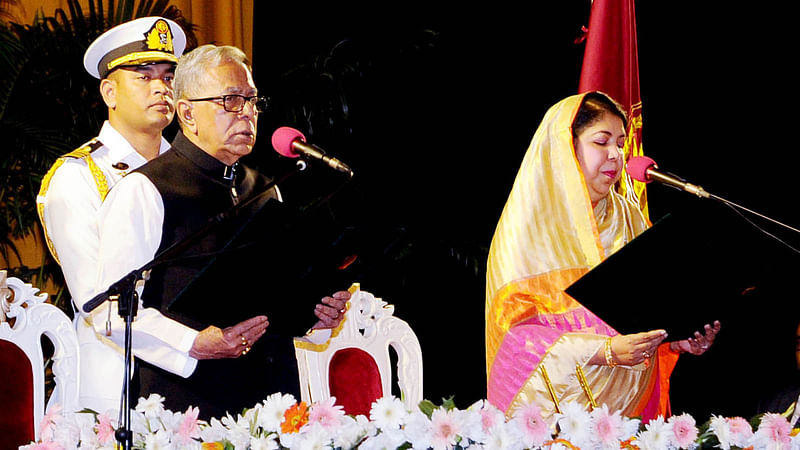 বঙ্গভবনে রাষ্ট্রপতি আবদুল হামিদকে শপথ পড়ান স্পিকার শিরীন শারমিন চৌধুরী। ছবি: বঙ্গভবন