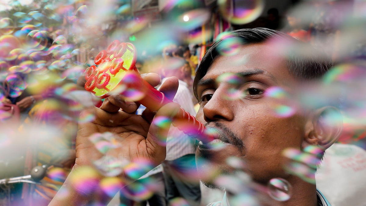 সোপ বাবল তৈরির খেলনা বিক্রি করছেন একজন। লালদীঘি মাঠ, চট্টগ্রাম, ২৪ এপ্রিল। ছবি: সৌরভ দাশ