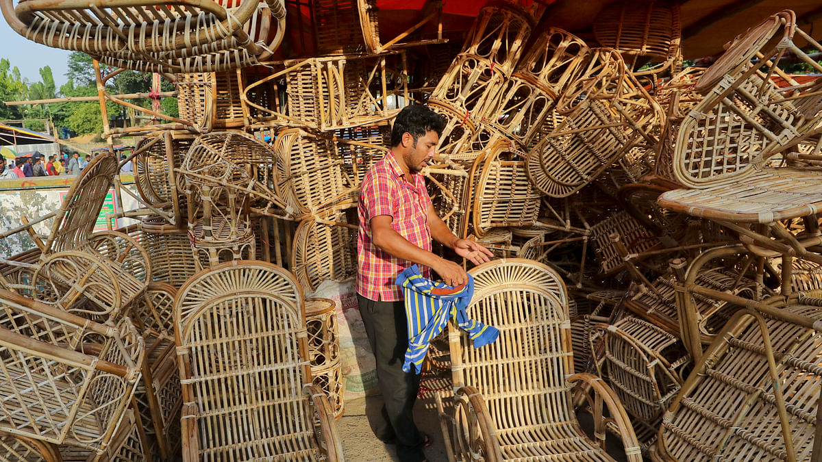 মেলায় বেতের তৈরি আসবাবের পসরা। লালদীঘি মাঠ, চট্টগ্রাম, ২৪ এপ্রিল। ছবি: সৌরভ দাশ