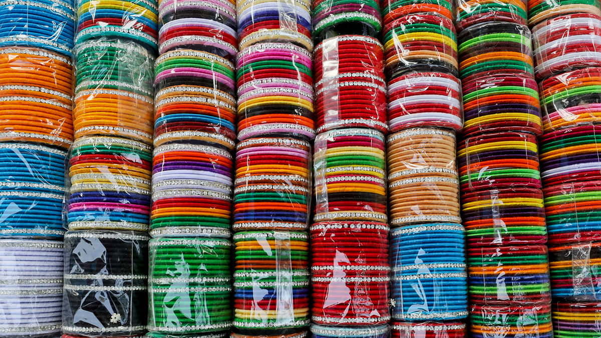 সাজিয়ে রাখা হয়েছে নানা রঙের চুড়ি। লালদীঘি মাঠ, চট্টগ্রাম, ২৪ এপ্রিল। ছবি: সৌরভ দাশ