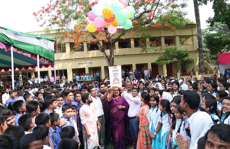 উৎসবের উদ্বোধনের অংশ হিসেবে বেলুন ওড়ান জেলা প্রশাসক উম্মে সালমা তানজিয়া। সঙ্গে ছিলেন অতিথি ও শিক্ষার্থীরা। ফরিদপুর উচ্চবিদ্যালয়, ২৮ এপ্রিল, ২০১৮। ছবি: আলীমুজ্জামান