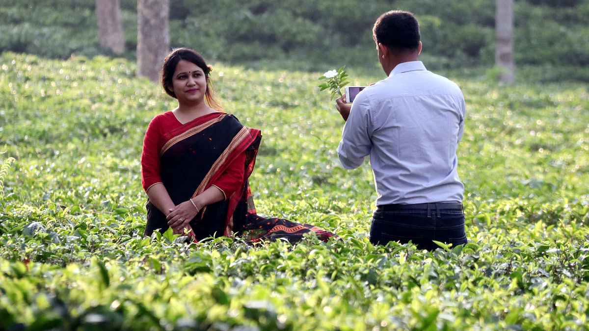 সাপ্তাহিক ছুটি, শবে বরাত, বুদ্ধপূর্ণিমা আর মে দিবস মিলিয়ে টানা সাত দিনের লম্বা ছুটি পেয়ে পরিবার-পরিজন নিয়ে ছুটি কাটাতে অনেকেই ঘুরতে বেরিয়েছেন। সিলেটের পর্যটনকেন্দ্রগুলোতে ভিড় করছেন দেশের বিভিন্ন স্থান আসা পর্যটকেরা। মালিনীছড়া চা-বাগান, সিলেট, ২৯ এপ্রিল। ছবি: আনিস মাহমুদ