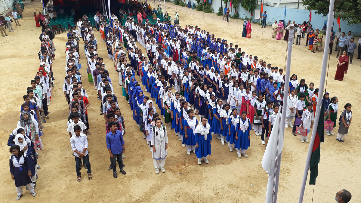 এইচএসবিসি-প্রথম আলো আয়োজিত ভাষা প্রতিযোগের চট্টগ্রাম আঞ্চলিক উৎসব শুরু হয়েছে। আজ রোববার ইস্পাহানি স্কুল অ্যান্ড কলেজে প্রতিযোগিতার উদ্বোধন করা হয়। চট্টগ্রাম, ২৯ এপ্রিল। ছবি: সৌরভ দাশ