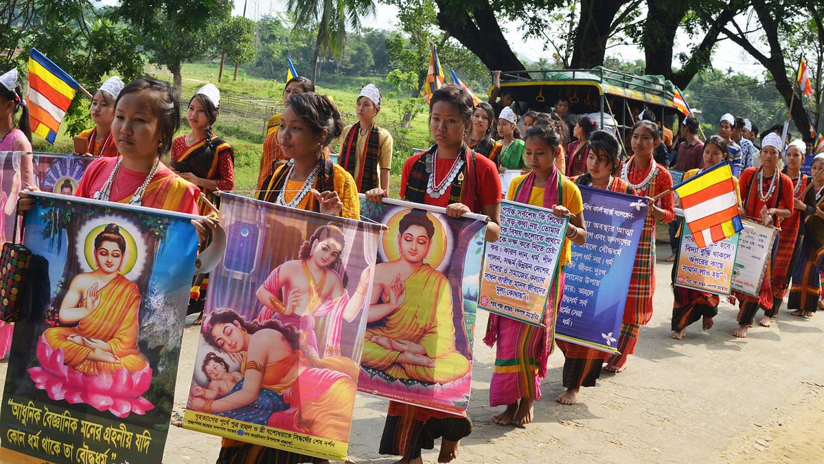 গৌতম বুদ্ধের জন্মজয়ন্তী উপলক্ষে খাগড়াছড়ির দীঘিনালায় দীঘিনালা বন বিহার থেকে বের হয় শোভাযাত্রা। দীঘিনালা, খাগড়াছড়ি, ২৯ এপ্রিল। ছবি: পলাশ বড়ুয়া